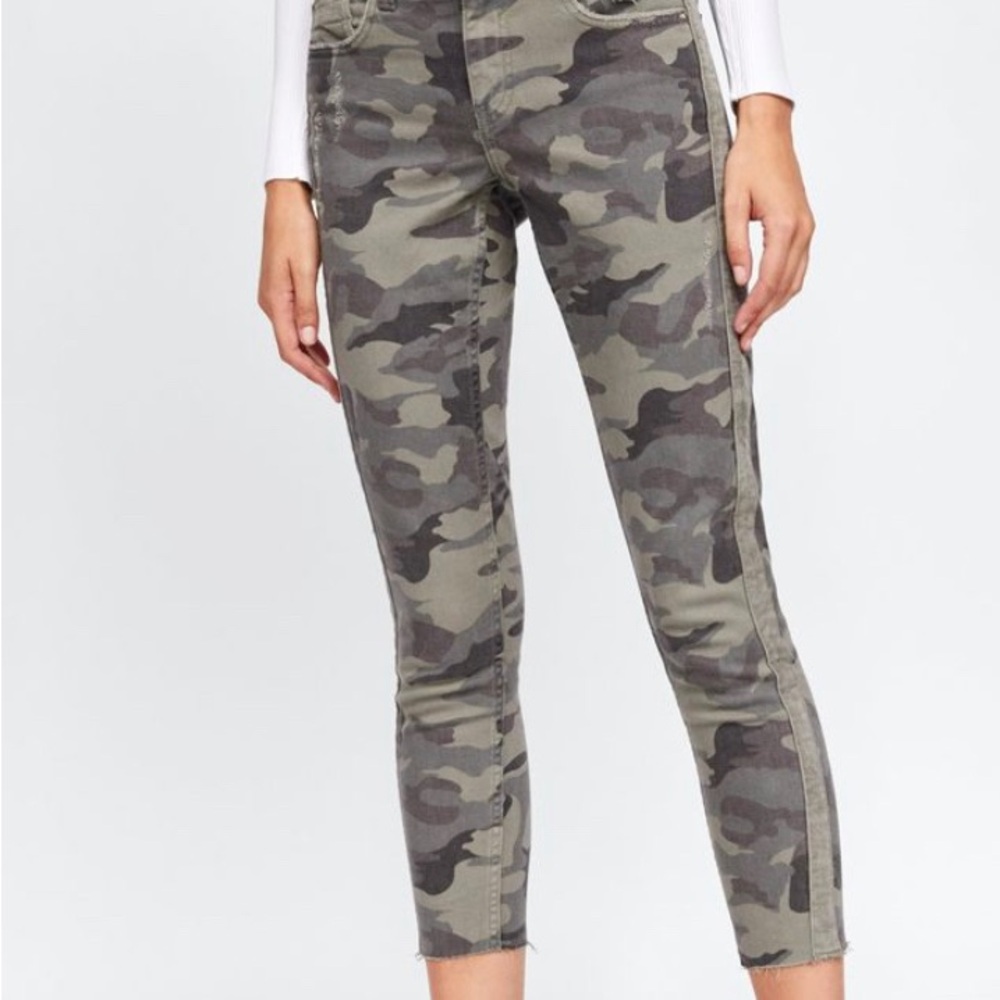 ZARA Z1975 Denim Jeans Camo Print
Womens US Sz 6 Skinny Cut off
Hem